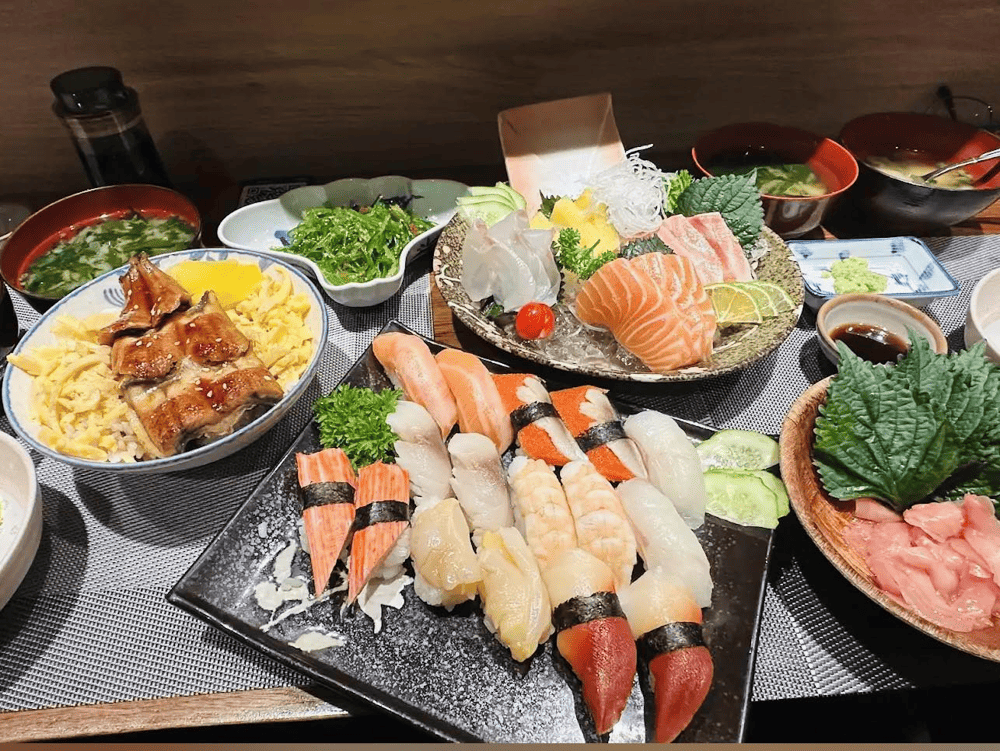 Mỗi lát cá được thái mỏng đều, xếp gọn gàng theo từng loại - nổi bật là cá hồi cam óng, cá trích bạc, bạch tuộc, cá trắng (Nguồn: Yamada Sushi - 215 Tô Hiệu)